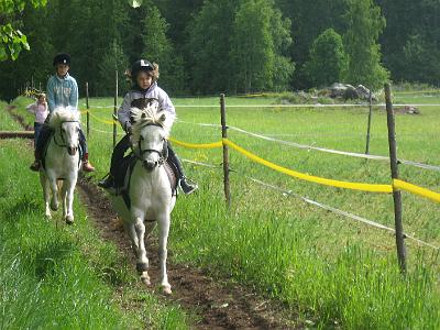 10.jpg - Maastoradalla Veera ja Heke (oma) sek� Janette ja Barbi